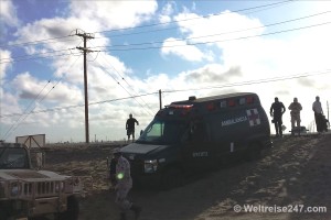 Rettungswagen festgefahren im Sand